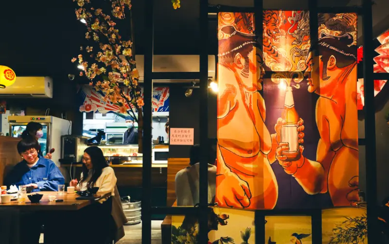 【台北內湖｜鳥居町日料居酒屋】爽快吃肉、大口品酒，人氣日式串燒居酒屋，近捷運東湖站／平價串燒 - Rita旅食生活