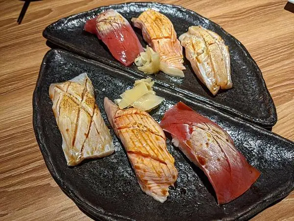 【台北內湖】跟手掌一樣大的握壽司。鳥居町日料居酒屋。捷運東湖站美食平價串燒