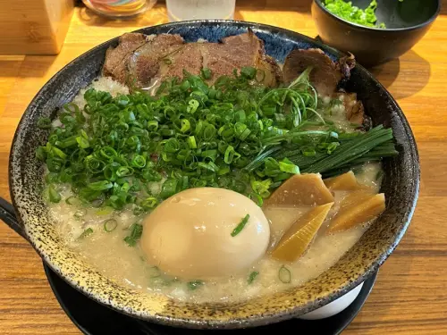 【新竹 拉麵】麵屋一鮫，開店就要排隊的濃郁豚骨拉麵，半肥半瘦的舒肥感叉燒焦香抨擊