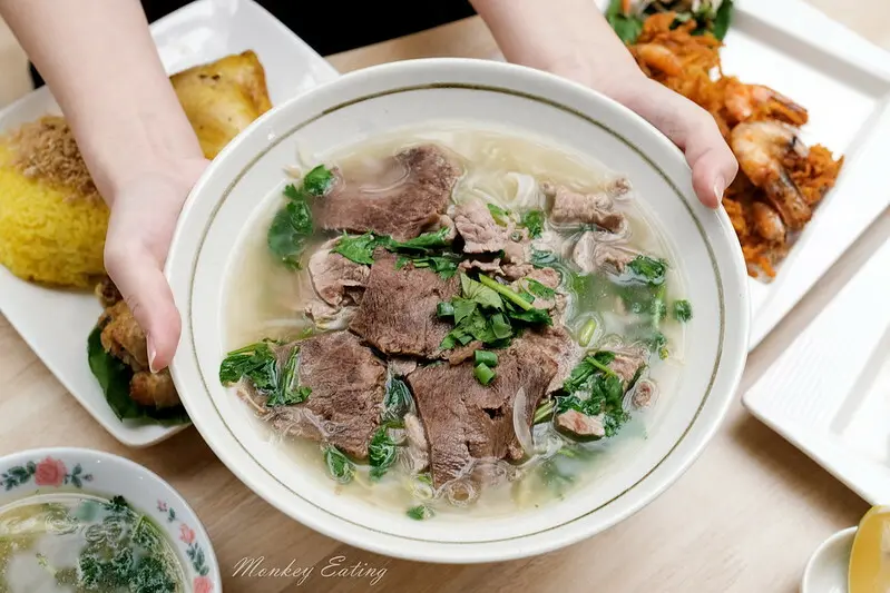 【鐵鹿大街美食】越新旺美食│台中車站越式料理，吃的到海南雞飯，牛肉河粉料多又飽足~