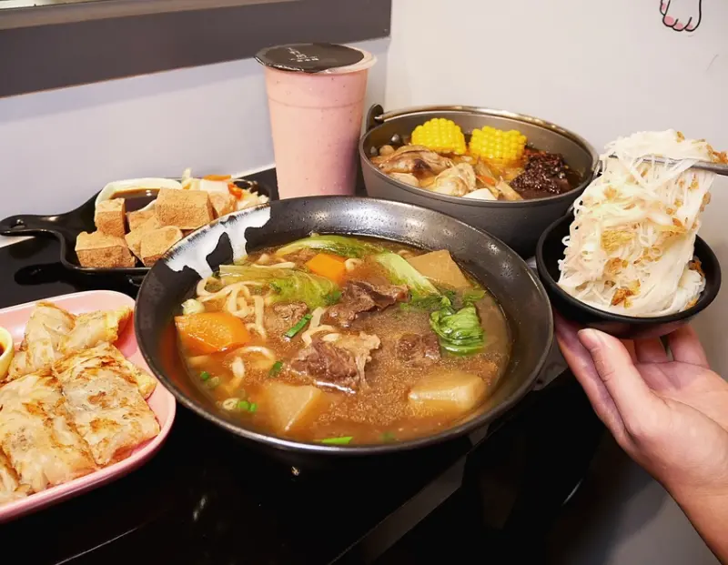 台中車簡餐，這邊可以吃到火鍋、牛肉麵、滷味等等，超適合下午享用-玉軒居