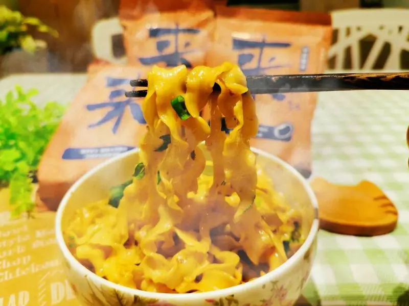 來拌麵五星漢來主廚嚴選椒麻醬香乾拌麵 防疫宅在家溫馨陪拌的美味良伴 國民媽媽美秀姐挑剔推薦的年節喜氣洋洋超夯伴手禮