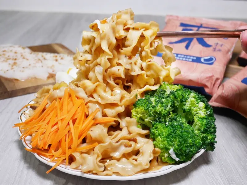 美秀姐強力推薦的「來拌麵」是超夯漢來美食，椒麻醬香麻夠味，連素食者也能享用，寬體關廟麵Q彈有勁超好吃