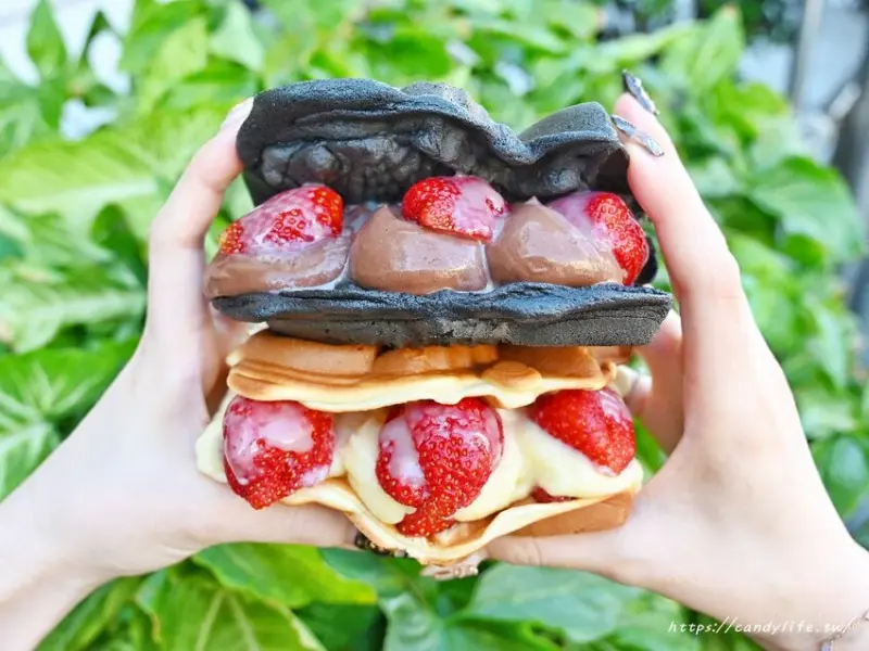 豪邁草莓系列鯛魚燒，內餡飽滿的一口咬下真的感覺就在草莓園，激推雙起司黑色鯛魚燒
