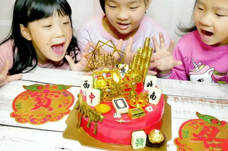 ｜過年最佳伴手禮｜中和愛維爾手感烘培．麻將造型蛋糕．客製化手作創意．新年就要嚐點不一樣的