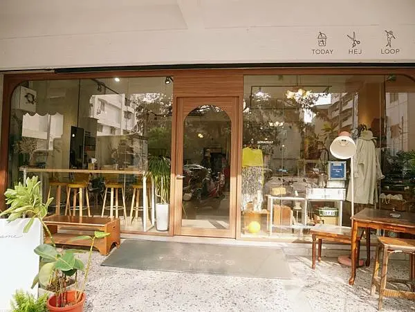 高雄「致日子TO DAY Coffe」咖啡、女裝、髮廊、選物 in1。