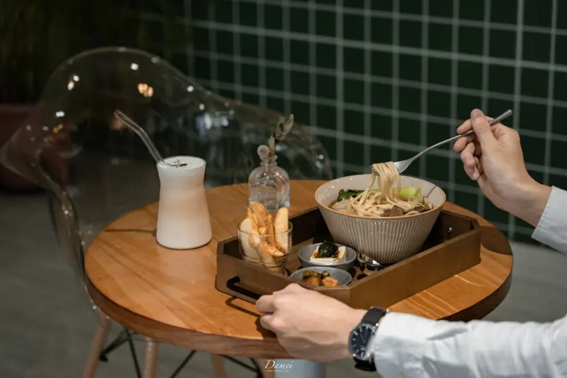平凡中的一點幸福感，咖啡廳裡吃碗熱騰騰牛肉麵-致日子