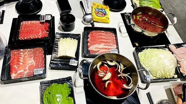 台北信義區美食【沐樺頂級肉品火鍋超市】微風南山超巿火鍋/40元起就可以享用/一個人也可以吃麻辣鍋/199元起獨享超值鍋