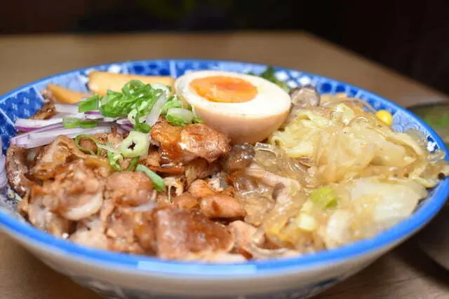 新莊廟街美食推薦。阿公食堂（涼麵）。香烤牛肉蓋飯，香氣四溢