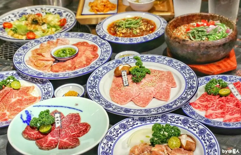 開到凌晨1點夜店風燒肉！雙人套餐吃爆15道餐點，宵夜生啤、沙瓦無限暢飲，壽星同桌9折