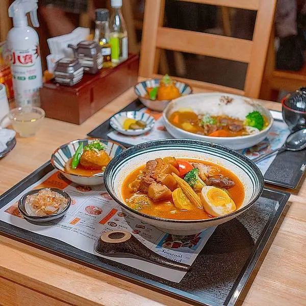 香醇濃郁咖哩不只能在店內享用，還能帶回家輕鬆煮 | 【台北 內湖區】亞企味屋 AJIYA