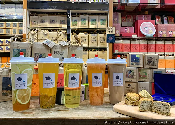 【嘉義手搖飲推薦/嘉義美食推薦】一茶工房。嘉義手搖必喝，超級奶茶使用多款茶底、金萱葡萄柚烏龍：現挖果肉真材實料，一喝就難忘！記得帶得獎伴手禮桃喜紅茶