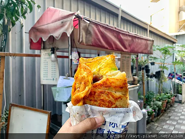 【台南美食】177蔥抓餅。台南火車站必吃隱藏版美食，隱身巷弄的每日手作蔥抓餅，濃郁的蔥味與油香，大推雞肉蛋蔥抓餅