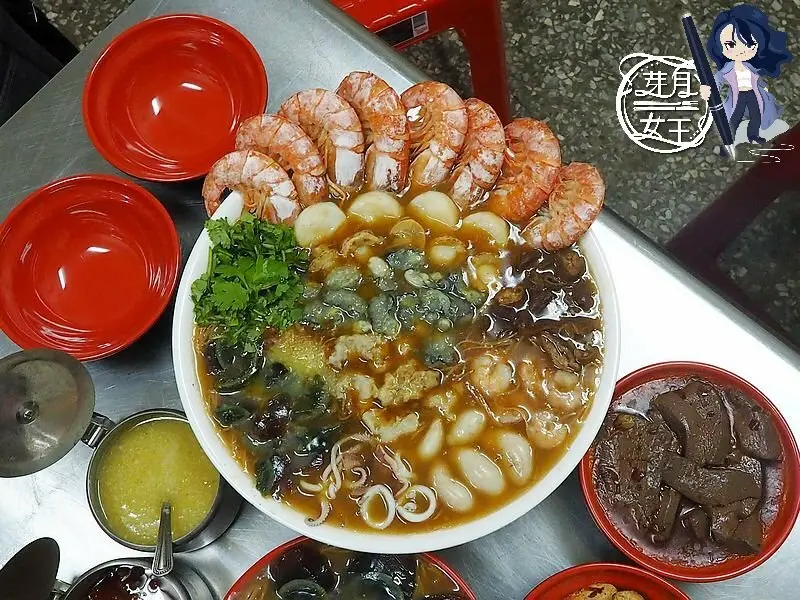 用碗公裝的痛風麵線，11種食材都在碗公裡，沒有最扯只有更扯!!