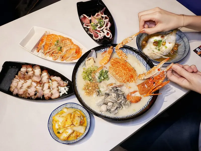 西屯超霸氣海鮮粥，宵夜就來品嘗豐盛的痛風粥吧!螃蟹、龍蝦、鮮蚵超犯規-霸氣螃蟹海鮮粥