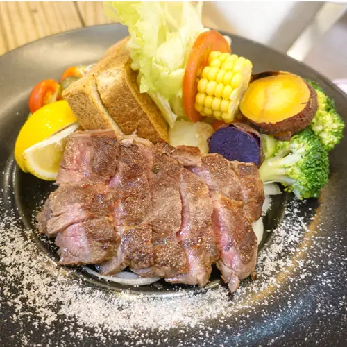 花蓮美食。晨研早午餐  超豐盛早餐牛板腱排、香濃起司帕瑪森雞排  用健康美味的早午餐打開一天