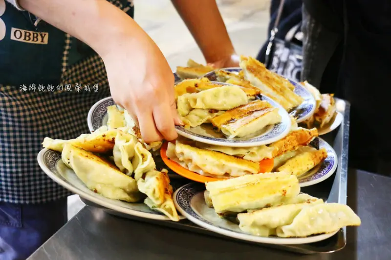 曾家鍋貼店｜基隆大尺寸黃金脆皮鍋貼，慶安宮旁超人氣排隊美食，菜單價位