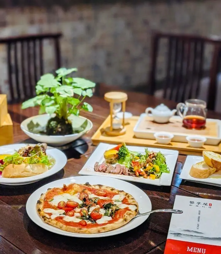 餐廳|熱騰騰窯烤比薩就在新竹「藝享屋」，滿屋茶香中品嚐健康低卡料理。肉依小姐吃什麼