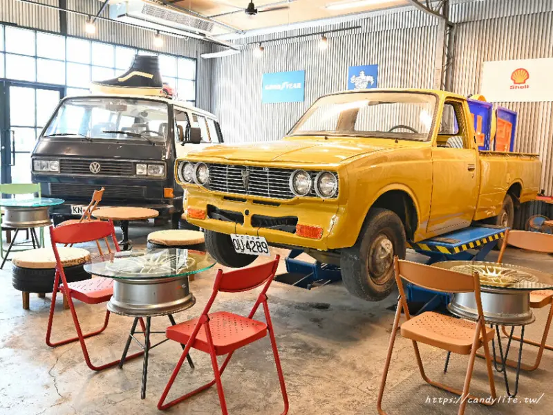 魚刺人雞蛋糕-修車廠店｜台中可內用的雞蛋糕店，開在修車廠裡，裝潢超好拍，也是間寵物友善餐廳呢～