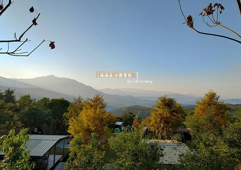 【南投中寮】低海拔雲海美景/木棧遮棚營位/松樹落雨松包圍/五星級小木屋/潺潺森活露營區