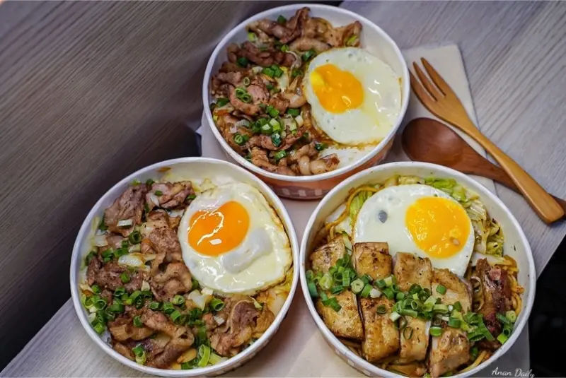 | 高雄美食 |瑞豐夜市鐵板現炒日式燒肉飯只要$100/檸檬雞腿超好吃/炙碩閣燒肉本舖