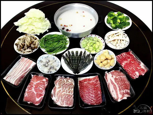 【宅配火鍋套餐】以曜肉品嚴選 嚴選海陸養生火鍋組～三盒牛肉x三盒豬肉x海鮮及火鍋料x養生湯底！