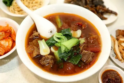 隱藏巷弄連招牌都沒有 超級隱藏版飄香一甲子川味小館！老饕必點番茄牛肉麵｜四川蜀渝小吃