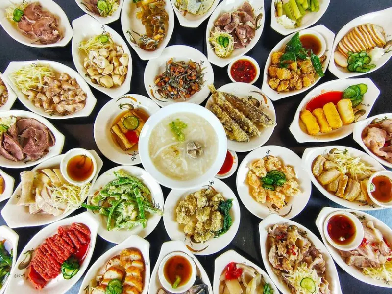 米粉湯.肉粥只要25元，小菜30多種任君選擇，鴨肉一大盤只要75元