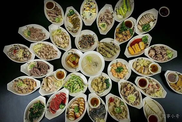 桃園龜山美食-一品吉米粉湯香菇肉粥！三十多種銅板價小菜任君挑選，搭配米粉湯跟肉粥滋味無窮！(邀約)