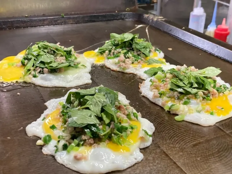 大頭蔥肉蛋餅｜雲林美食 🏵 老闆您真的不會虧錢嗎？餡料直接鋪好鋪滿耶！ 🏵