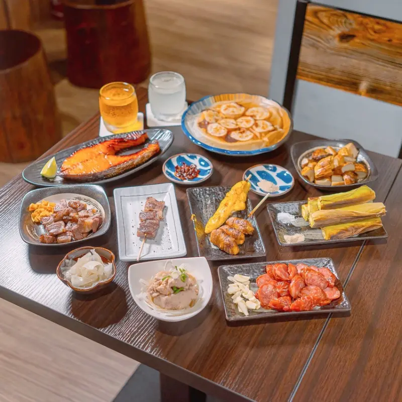 美味的深夜居酒屋，飛魚卵香腸、蘋果牛五花等特色燒烤必點 | 【台北 中正區】熊站 居酒屋
