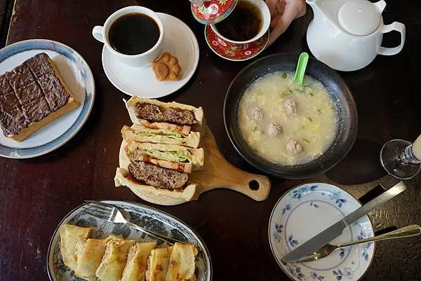 四維客棧 - 超大塊真牛肉漢堡排三明治，特色古風裝潢，中國古代儀式感品茶，新北新埔、板橋美食推薦