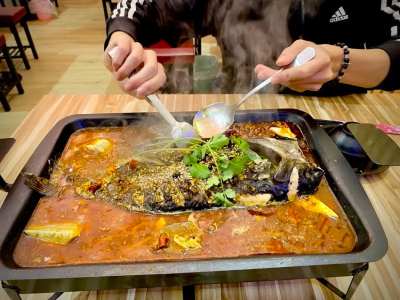 新竹美食。吃 | 爆川辣妹子烤魚 | 傳統古法煉製。變化無窮的麻辣辛香。芳香四溢飄香十里。彷彿一道有靈魂的麻辣鍋物