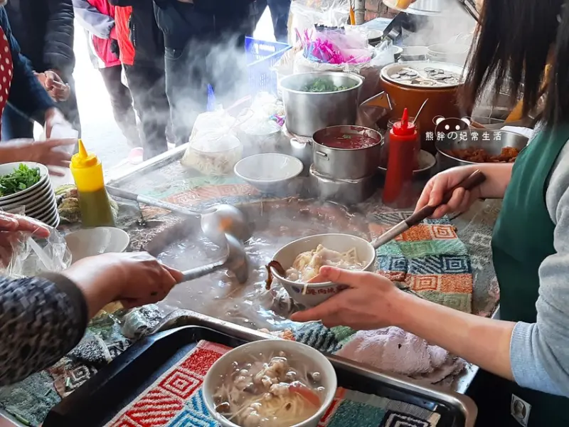 【彰化鹿港】鹿港肉焿泉，鹿港在地最具推薦的人氣美食小吃之一，招牌魷魚肉焿料多味美，豬肉炸更是店內必點小菜，餐點味道鹹、香、甜一應俱全，價格便宜實在，彰化美食推薦