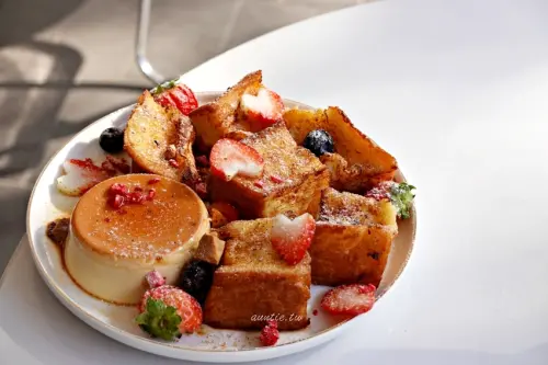 【新北】板橋 我在閏月早午餐 新鮮草莓法式吐司 江子翠站新開幕咖啡廳
