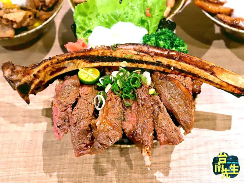 台南日式丼飯／超值佛心價最低120元起／從路邊小攤販賣到連鎖餐飲品牌／雞白湯+飲品內用無限暢飲喝到飽／現點現烤直火炙燒／獨家秘製燒肉醬／使用台灣豬／一開店就有客人上門