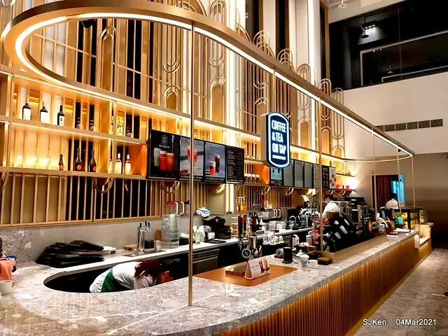 (北捷善導寺站周邊美食)「星巴克時代寓所門市」 --- 金碧輝煌高挑寬敞品飲空間，美味濃焦糖那堤與經典起司蛋糕。