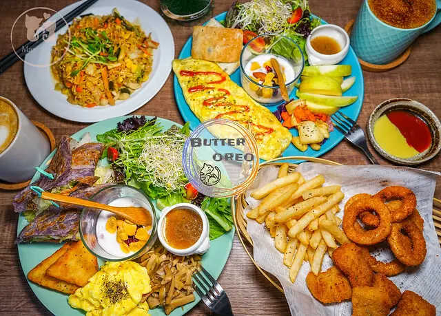【Butter Oreo】宜蘭火車站｜讓你元氣滿滿🥬平價蔬食早午餐｜IG打卡熱點幾米公園旁💕溫馨可愛寵物友善『貓咪咖啡廳』🐈～素食新選擇✨宜蘭輕食推薦！