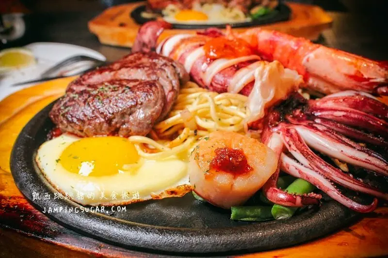 台北食記-專獵牛排福德店 | 台北平價牛排推薦 ! 一客牛排最低只要149元，附香蒜麵包、玉米濃湯及可樂飲料 @凱西跳跳糖の美食旅遊