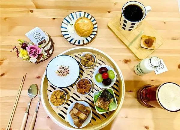 花蓮早午餐【阿秀奶奶】招牌必點用蒸籠盛裝拼盤有碗粥│像家一樣溫暖│寒冬暖胃的傳統早點│簡單的幸福滋味