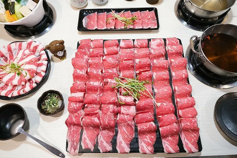【新北新莊火鍋】莊涮鍋物料理，巨無霸大肉盤份量十足，幾歲生日就送幾隻蝦，菜盤還可更換成肉盤!(台北火鍋/新莊美食/生日聚餐)