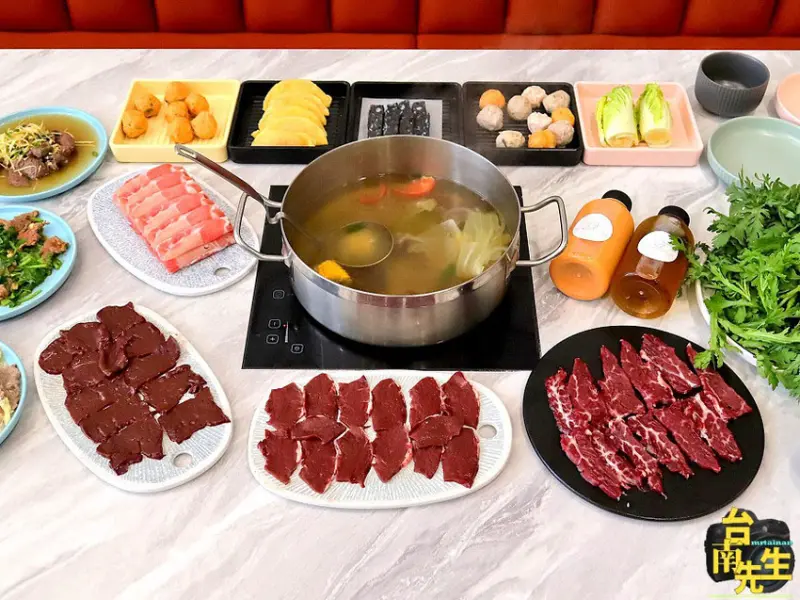 台南溫體牛肉火鍋／每日新鮮直送／牛大骨+牛腩+多種蔬果熬煮湯頭／連平日都人潮滿滿／點肉盤送鍋底不另外計費／純白建築歐系簡約風乾淨明亮舒適
