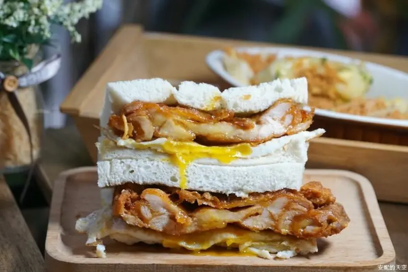 新莊福壽街爆餡系早餐 雞腿豪邁夾在吐司裡 一份只賣你55元 雙餡爆蔥蛋餅超推薦 新莊早餐 留戀吐司 - 安妮的天空