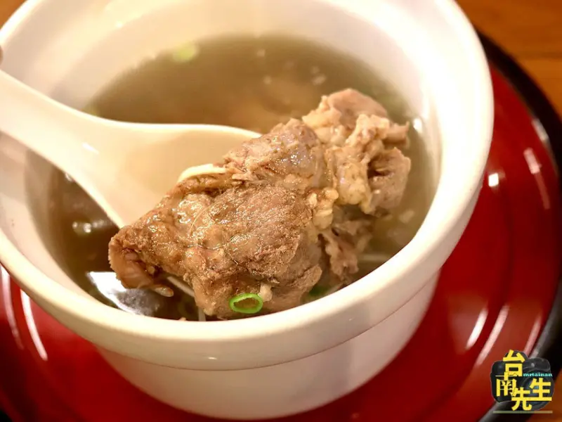 台南燉湯／富含膠質每日現熬5小時／不加味精及化學調味劑／隱身傳統市場內／晚上才營業只賣5.5小時／限量供應晚來吃不到／在地人的深夜食堂