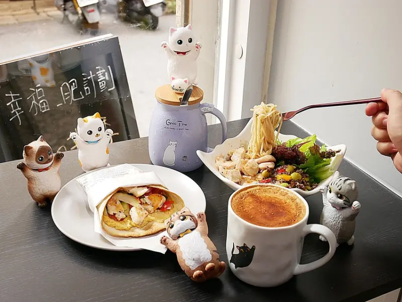 台北南港咖啡館，不限時、不限低消品項，來用餐還可以跟貓咪玩耍，網路超夯的小貓鐵牛就在這邊-幸福肥計劃