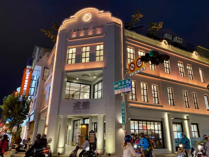 黑橋牌中正店歡慶新開幕！變身日治時期府城四大戲院-戎館，一樓邀請台南知名網路打卡甜品店進駐，給大家全新視味覺感受～ - 進食的巨鼠