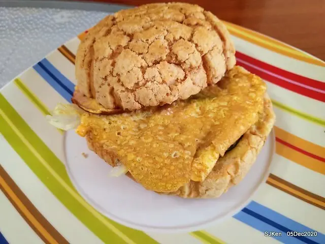 (北捷南港站美食)二訪「高三孝碳烤吐司」 南港專賣店 --- 用料新鮮豐盛，入口好滋味的「火腿起司蛋菠蘿」。