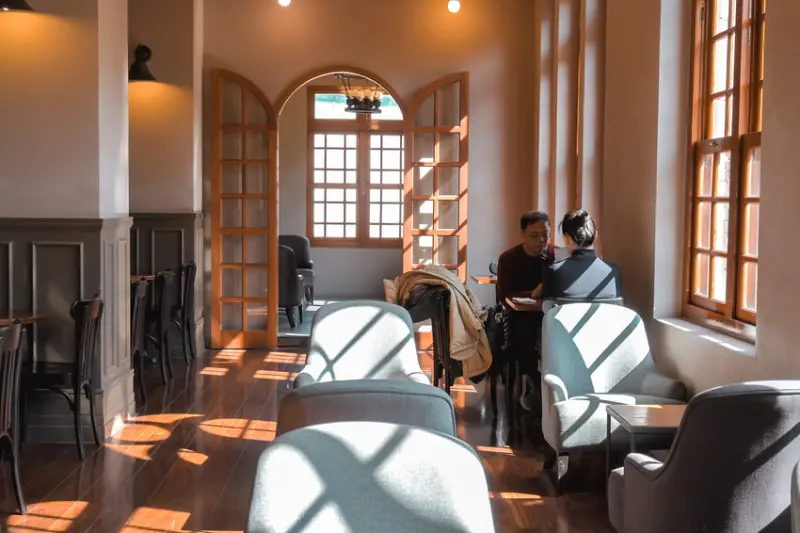 【星巴克限定】大稻埕特色星巴克保安門市xMister Donut 草莓巧克力巧拿滋、經典巧克力巧拿滋，啜飲一口咖啡，彷如時光靜止又回到了那繁華的舊時光。