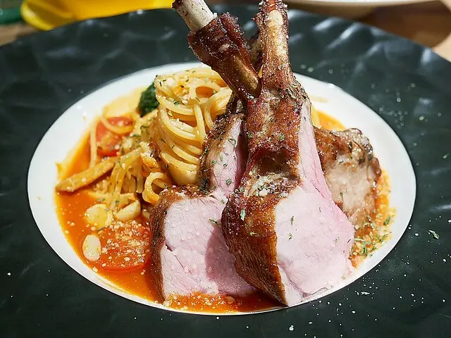 台中勤美審計新村義大利麵，超軟嫩牛肋排直接拿起來啃超霸氣，點280$以內義大利麵或燉飯就買一送一-JI PASTA 極創意義大利麵