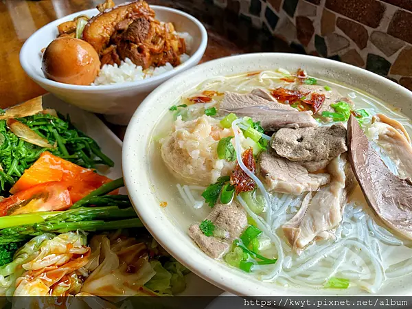 【花蓮美食推薦】博愛街黑白切。花蓮在地美食小吃店，在地人也超愛的平價小吃店，來花蓮必吃這一味！內附菜單